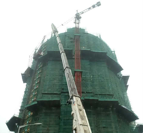 蒙城吊车在工地上作业